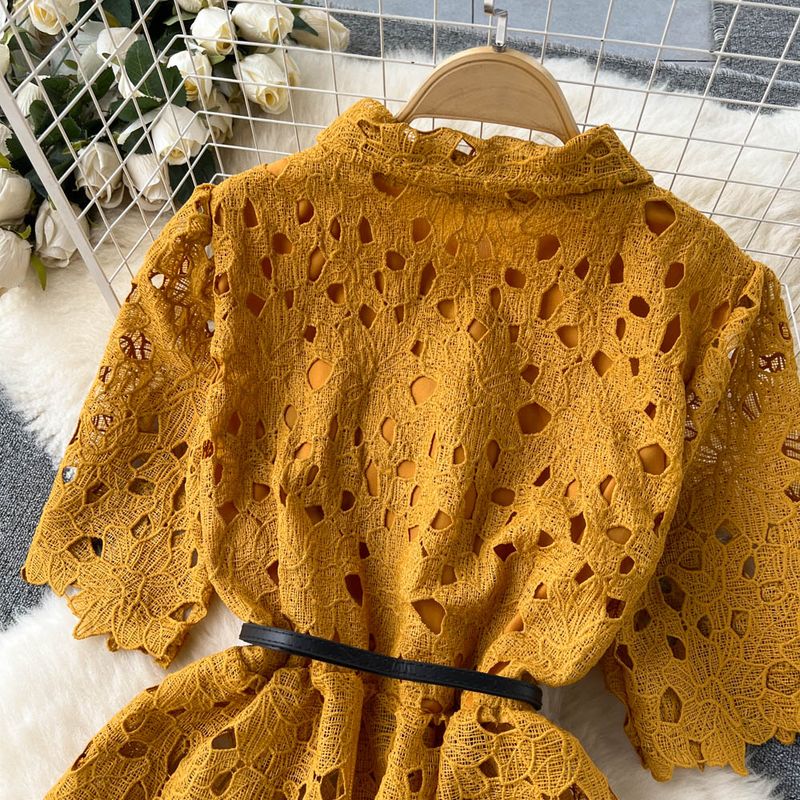 Abito estivo da donna, stile maturo e leggero, con camicia corta con risvolto arricciato e gonna a pieghe di media lunghezza, due pezzi_voghion.com