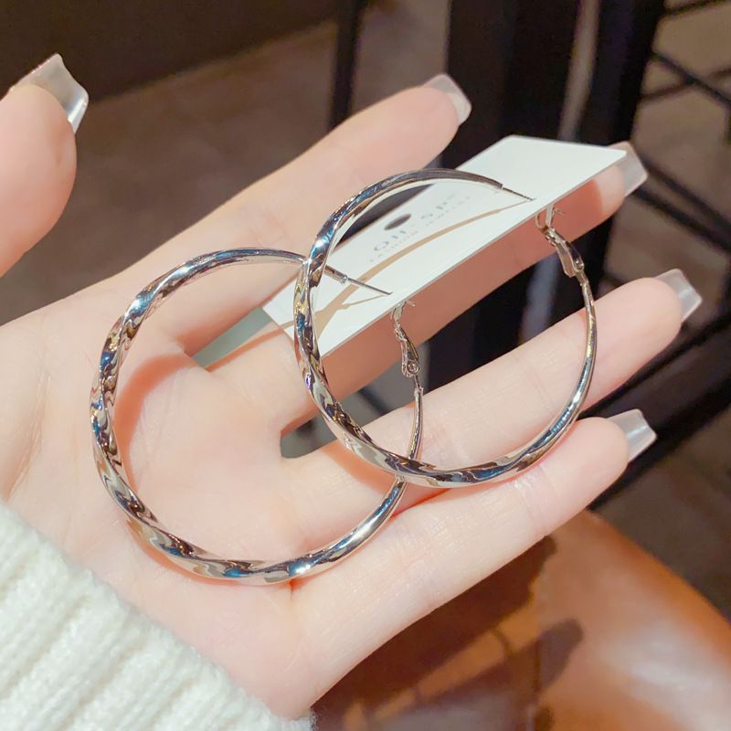 Orecchini pendenti a cerchio in metallo intrecciato unici da donna - Stile minimalista per un uso quotidiano elegante e versatile | Design snellente per le orecchie_voghion.com