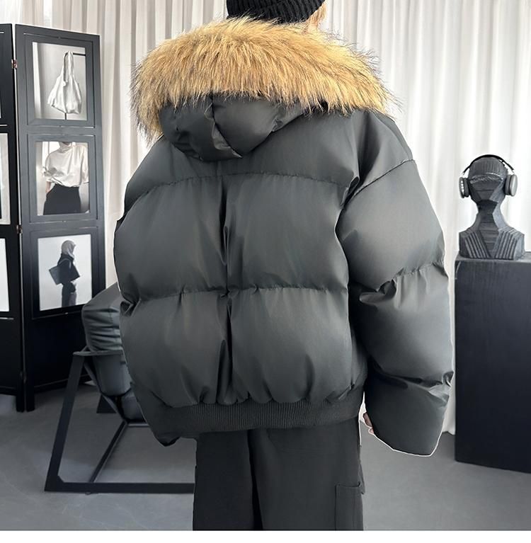 Kurze, wattierte Winterjacke für Herren mit Kapuze, Pelzkragen und PU-Leder im Stil einer amerikanischen Pufferjacke._voghion.com