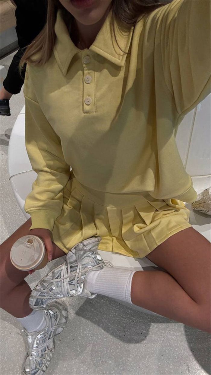 Damska bluza z kapturem zapinana na guziki, z elastyczną talią i plisowaną spódnicą – jednokolorowy, dwuczęściowy strój na co dzień, idealny na miejski styl i wygodę_voghion.com