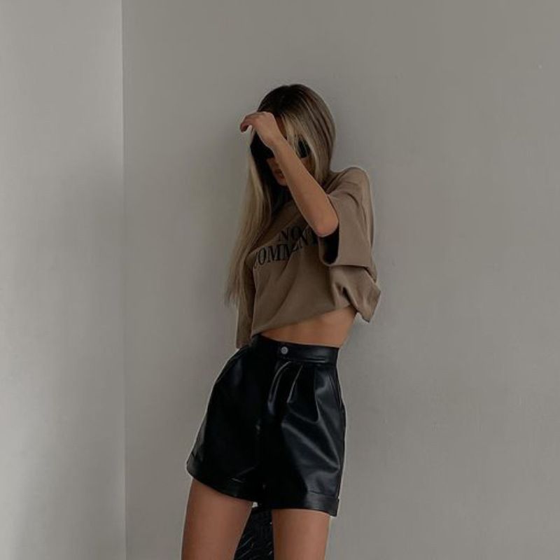 Pantaloncini alla moda in similpelle con cerniera a gamba larga e taglio ad A per donna - Abbigliamento casual estivo comodo ed elegante (bianco, S/M/L)_voghion.com