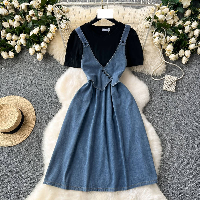 Design di nicchia femminile, scollo rotondo, maniche a sbuffo, vita patchwork, gonna in denim, gonna lunga_voghion.com