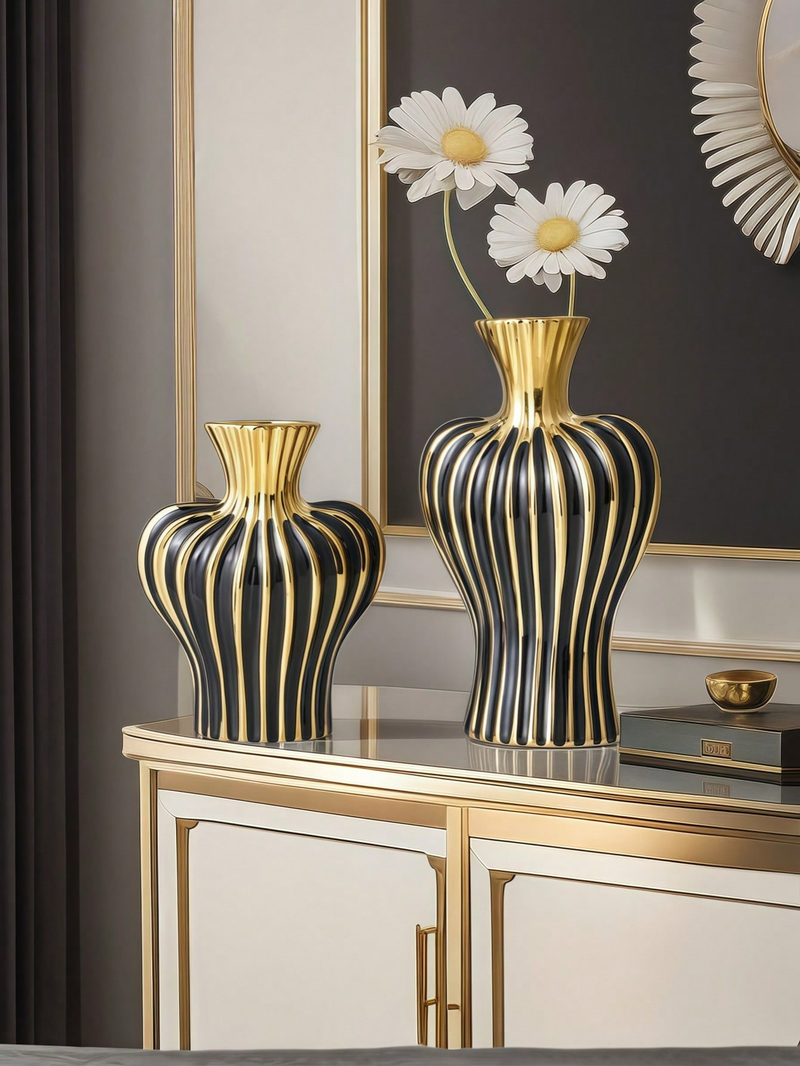 Gestreepte, kleurrijke keramische vaas voor elegante bloemstukken, ideaal voor entree, woonkamer en balkon, veelzijdig interieuraccent_voghion.com