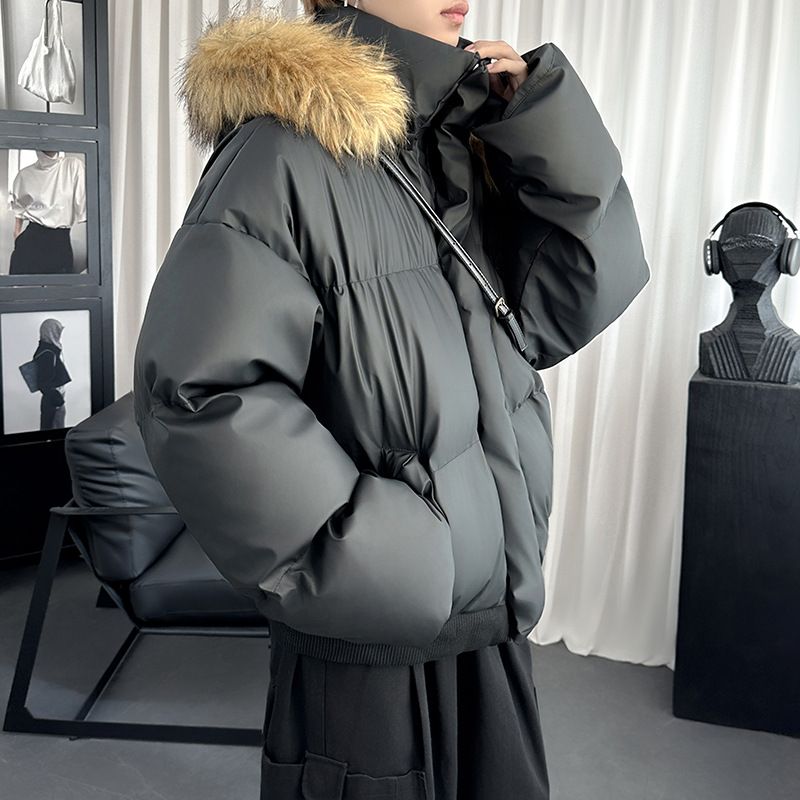 Kurze, wattierte Winterjacke für Herren mit Kapuze, Pelzkragen und PU-Leder im Stil einer amerikanischen Pufferjacke._voghion.com