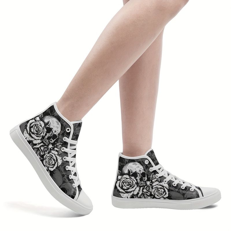 Die High-Top-Canvas-Schuhe mit Totenkopf- und Rosen-Print sind leicht, bequem, atmungsaktiv und strapazierfähig und eignen sich daher perfekt für Halloween._voghion.com
