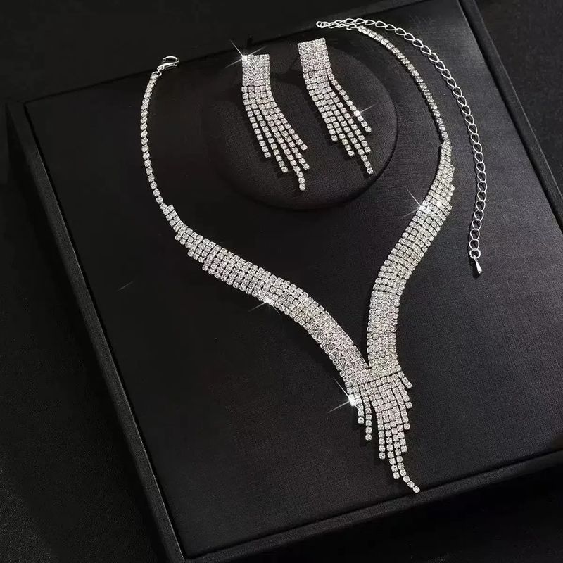 Elegante collana con frange di strass e design geometrico per feste serali, set speciale di collana con nappe scintillanti e diamanti_voghion.com