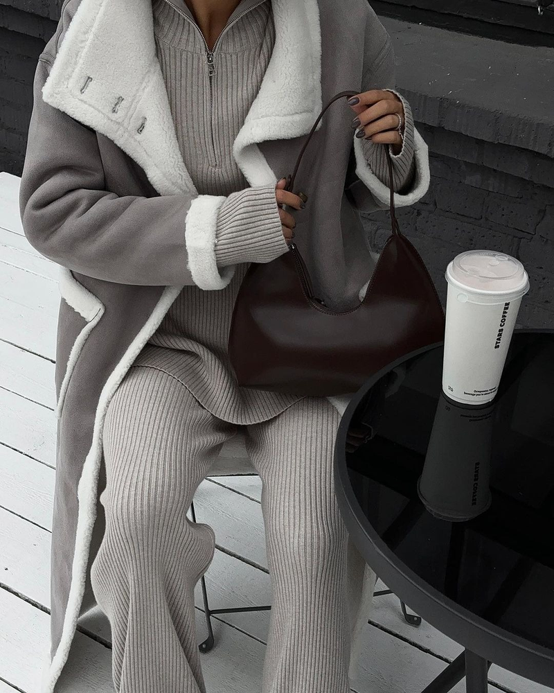 Cappotto in pelliccia integrato con risvolto da donna autunno e inverno con tasca applicata in colore grigio e bianco_voghion.com