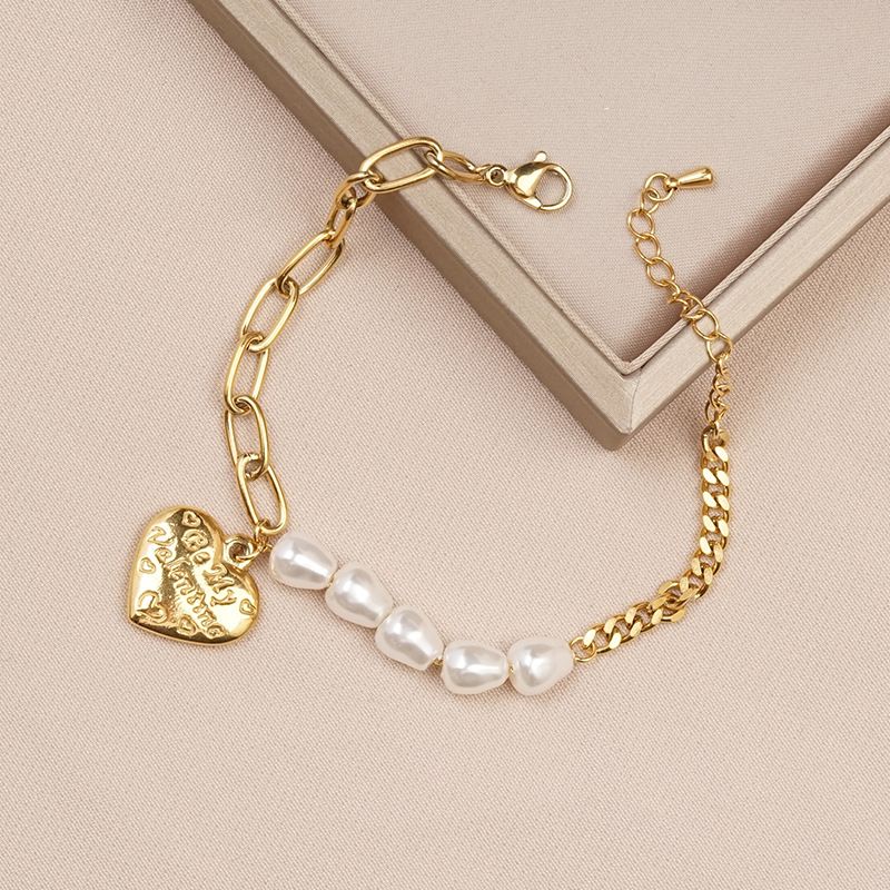 Nuovo bracciale in acciaio al titanio per donna con ciondolo a forma di cuore in rame e lettera, anti-sbiadimento, in perle d'acqua dolce barocche di tendenza_voghion.com