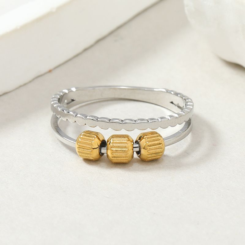 Anello in titanio alla moda con design di nicchia, anello a sfera mobile in acciaio a doppio strato cavo tagliato, accessorio di decompressione_voghion.com