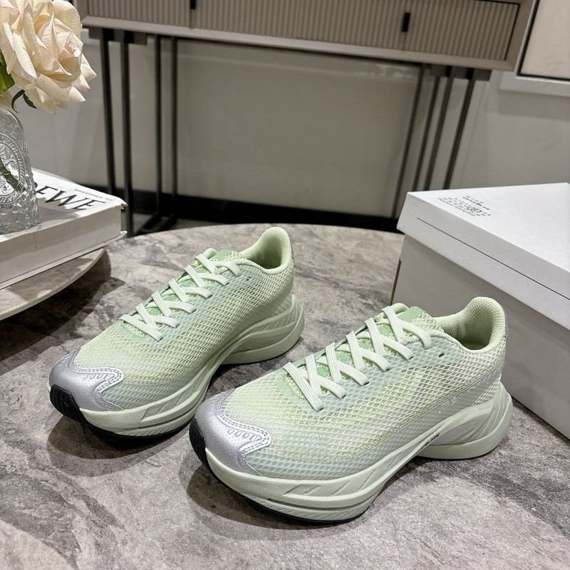 2025 Nuove scarpe da ginnastica da papà con suola spessa e altezza maggiorata da donna, versatili, casual, sportive, in mesh traspirante, per la corsa_voghion.com