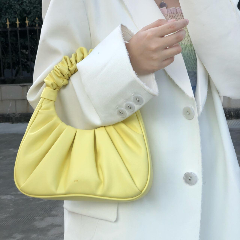 Mene tuulisiin paikkoihin, Liu Yifei. Saman tyylinen JW Cloud Bag, pehmeän nahkainen. Kädessä pidettävä kainalolaukku laskoksilla._voghion.com