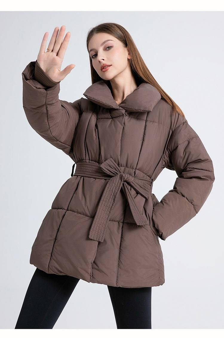 Dames halflange gewatteerde jas met riem, wintermode-bovenkleding - Slim fit met afneembare capuchon, zwart/wit/koffie_voghion.com