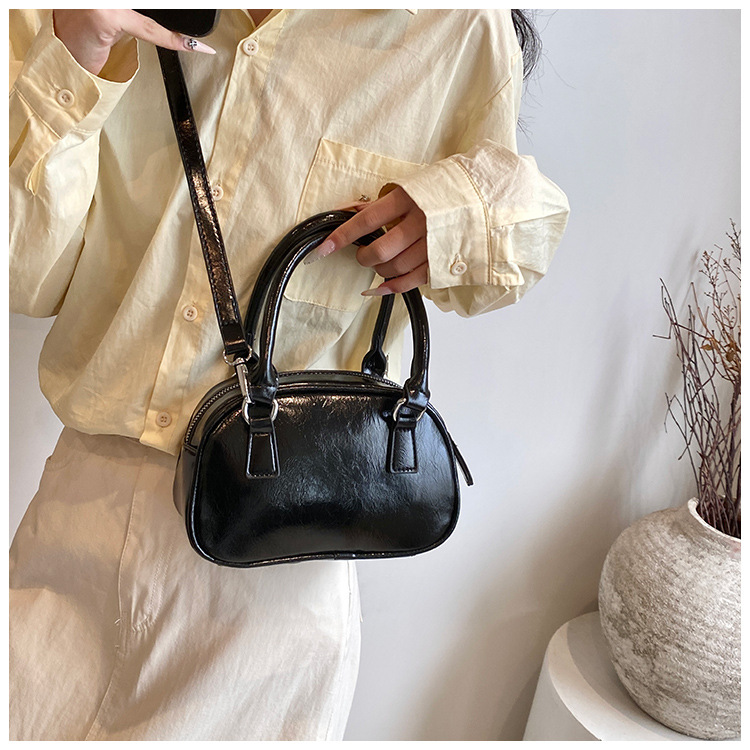 Versione coreana Texture 2024 Nuova nicchia Borsa quadrata portatile piccola Borsa a tracolla singola alla moda Borsa da bowling per donna_voghion.com