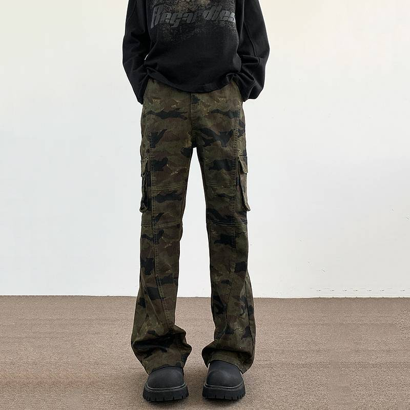 „Vintage Camo Flared Cargo Pants für Damen und Herren – Stretch-Denim-Arbeitskleidung mit High-Street-Ästhetik und Retro-Passform“_voghion.com