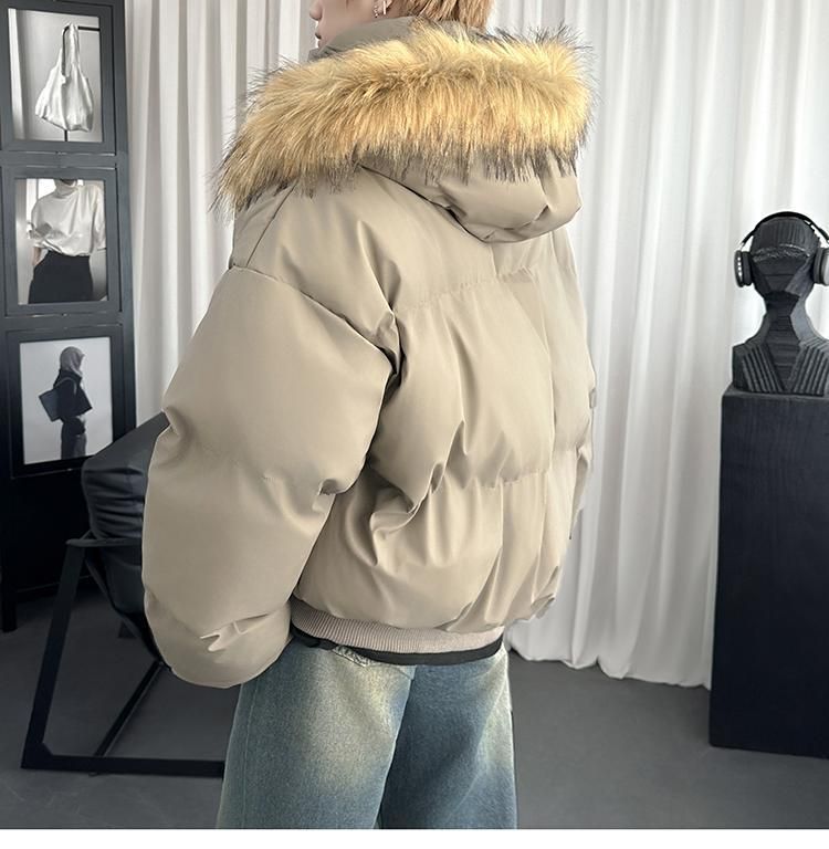 Kurze, wattierte Winterjacke für Herren mit Kapuze, Pelzkragen und PU-Leder im Stil einer amerikanischen Pufferjacke._voghion.com