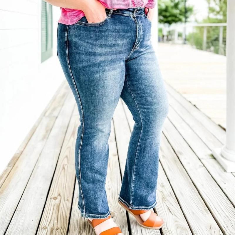 Jeans bootcut contenitivi per donna - Pantaloni in denim elasticizzato a vita alta snellenti, vestibilità comoda e valorizzante, tonalità blu classiche_voghion.com