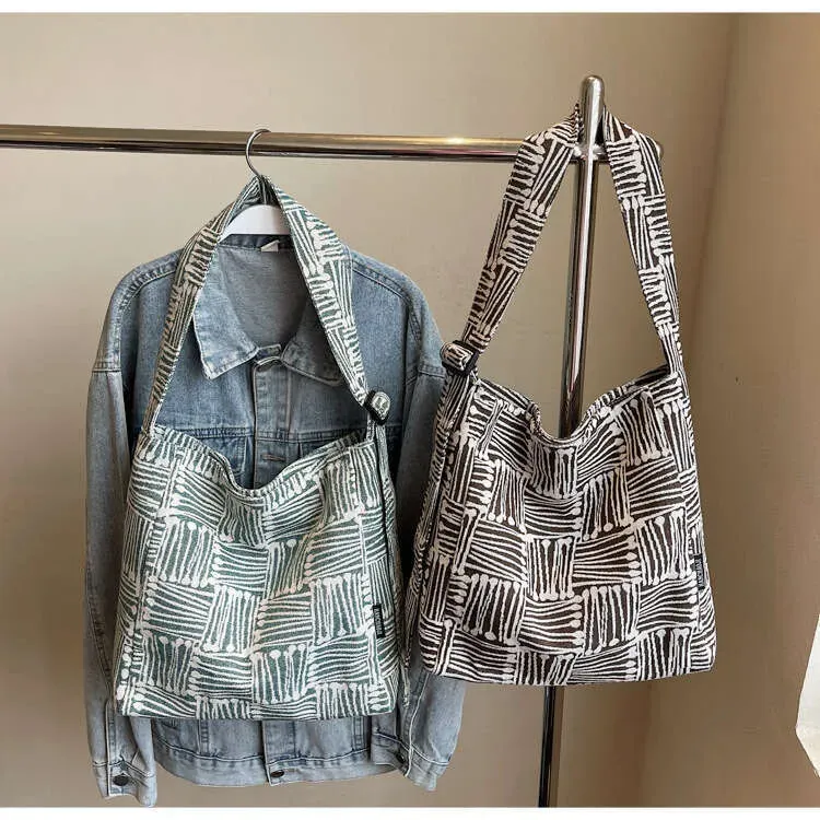 Farblich gestreifte, strukturierte Schultertasche aus Webstoff für Studentinnen – lässig und einfach für den Sommer._voghion.com