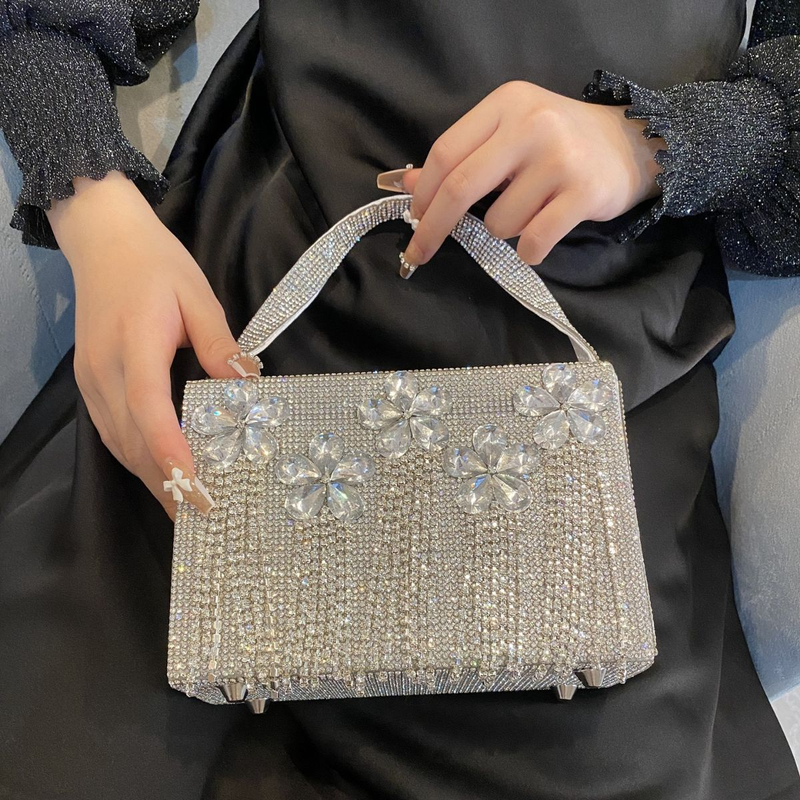 Nuova borsa per banchetti per abiti da sera da sposa in argento con diamanti in acqua e nappa_voghion.com