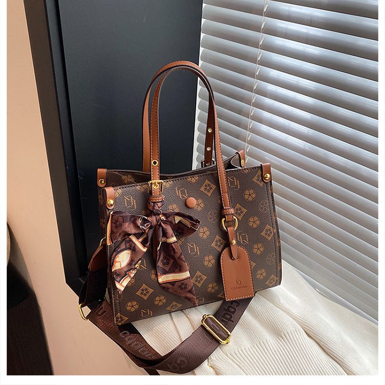 2025 Große Kapazität Einzel-Schultertasche Neue Pendler Leichte Luxus-Crossbody-Nischen-Damentasche_voghion.com