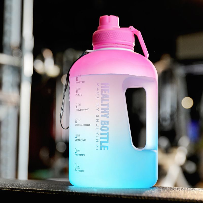 Botella de agua deportiva de fitness de moda de gran capacidad de color progresivo, botella de agua con pajita, taza espacial de plástico con asa portátil, taza de agua fría_voghion.com