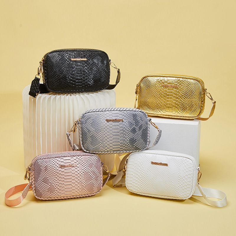 Câmera com padrão de cobra 2025 para mulheres VR versátil bolsa transversal pequena quadrada_voghion.com