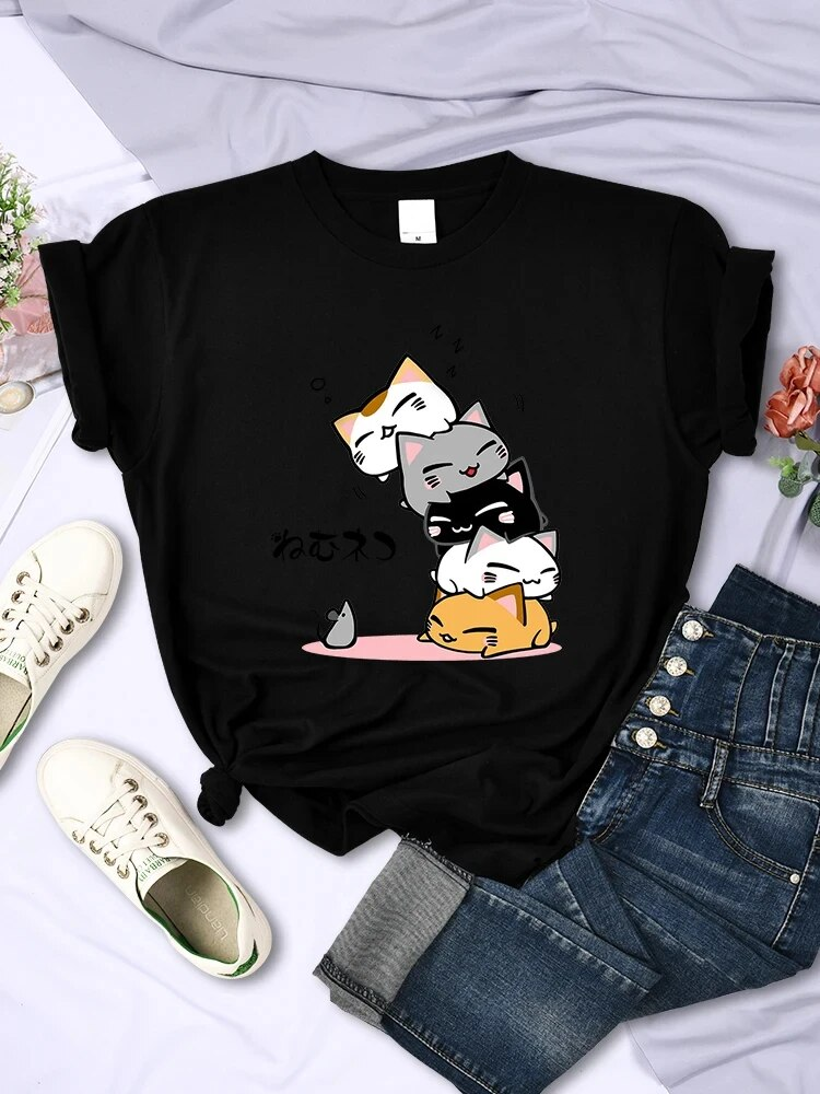 Cute Stacked Cats Sleeping Don'T See The Mouse Print Women T-Shirt Comfortable Soft Tops Creativity Fashion Womans Tee_voghion.com