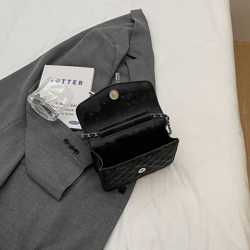 2024 Neue Damenhandtasche, europäische und amerikanische Mode, trendige Metallschließe, Schleifendekor, kompakte und leichte Schulter-/Umhängetasche_voghion.com