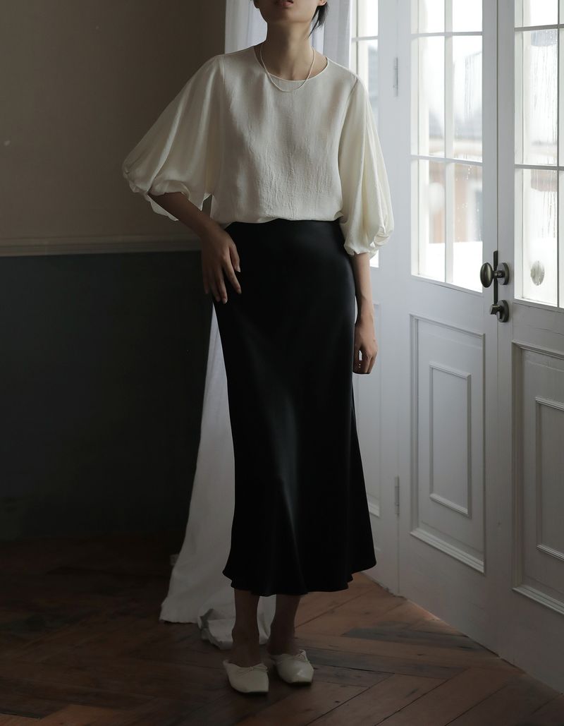 Sommerlicher, seidig glatter, schlank machender A-Linien-Rock aus japanischem Triacetat-Satin mit elastischem Bund und mittellanger Länge_voghion.com