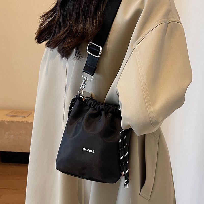 Canvas für Damen, Herbst 2025, neues modisches Nischendesign, Umhängetasche mit einer Schulter, stilvolle High-End-Beuteltasche_voghion.com
