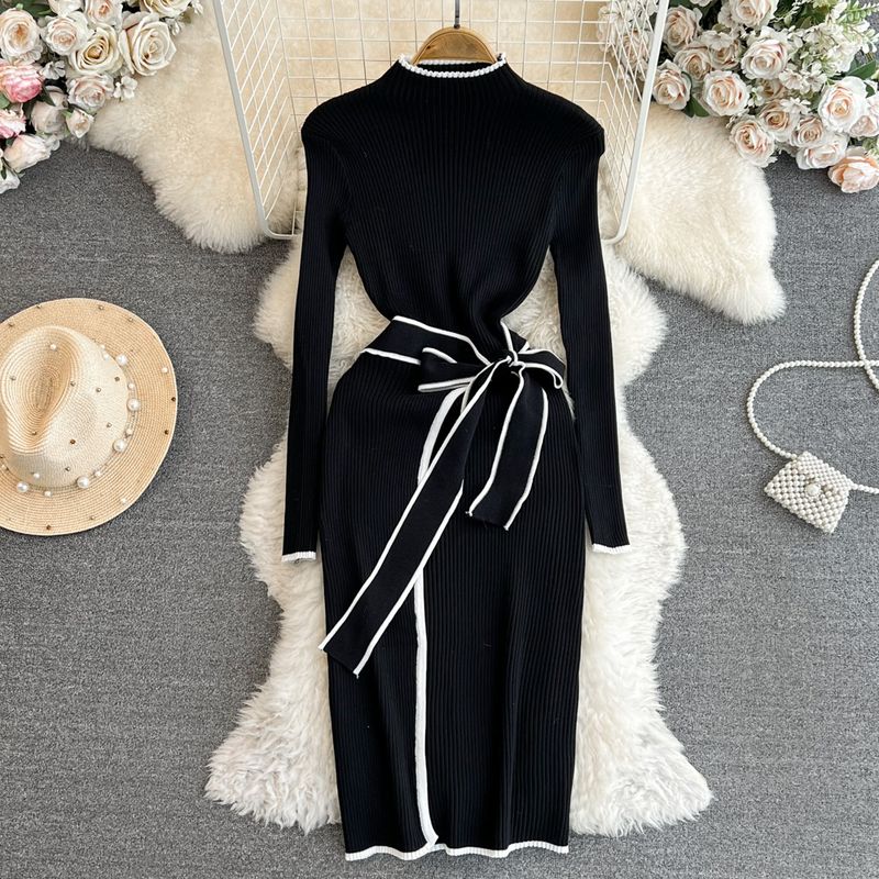 Abito in maglia con lacci, a maniche lunghe, a contrasto di colore, con colletto alto, snellente, di media lunghezza e lungo fino ai fianchi_voghion.com