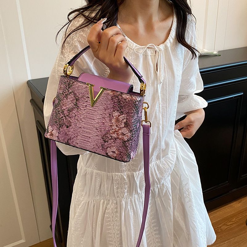 New Crocodile Pattern Compartment Gold V-Shaped High-End Glitter Exaggerated Versatile Handbag For Going Out_voghion.com
