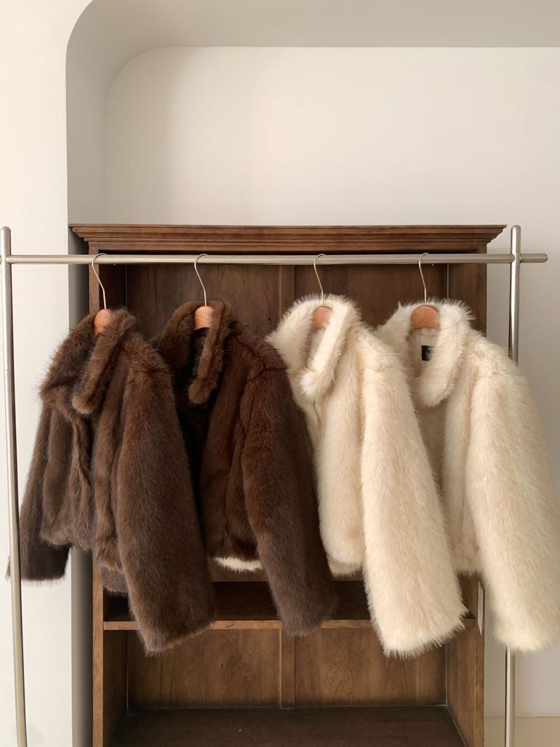 Eleganter, einfarbiger Kunstfellmantel mit kurzem Revers für Frauen – Koreanischer Dongdaemun-Stil, Wintermode, kurze Jacke, Optionen in Braun und Creme_voghion.com