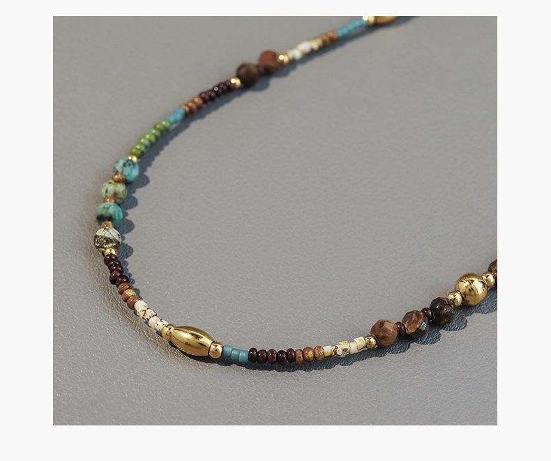 Collana con perline di riso in pietra naturale colorata, stile bohémien, alla moda, con catena a clavicola, design retrò francese di nicchia da donna_voghion.com