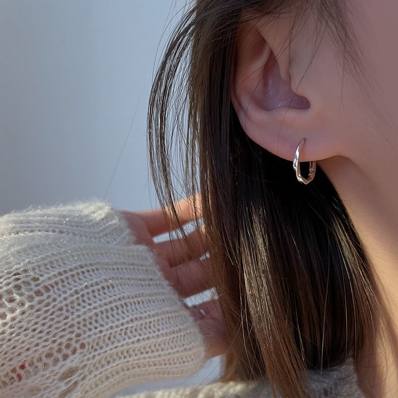 Orecchini a cerchio Mobius in argento puro, semplici e versatili, con fibbia per orecchini da donna, nuovi e semplici, dal design di nicchia._voghion.com