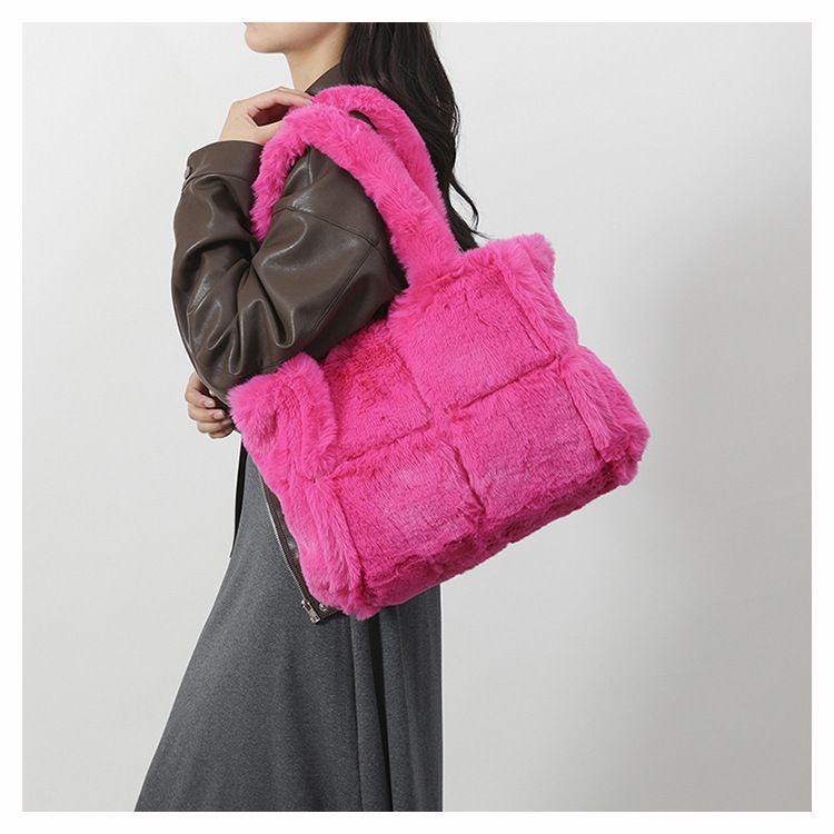 Piccola borsa a mano in pelliccia di nicchia per donna, nuova moda autunno e inverno 2024, borsa a mano in peluche di grande capacità_voghion.com
