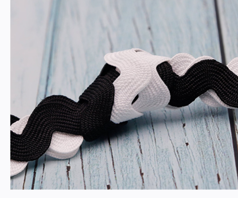 Nastro ondulato a forma di S in tinta unita, leggero, di lusso, alla moda, con la tendenza del piccolo cordino bianco per scarpe retrò._voghion.com