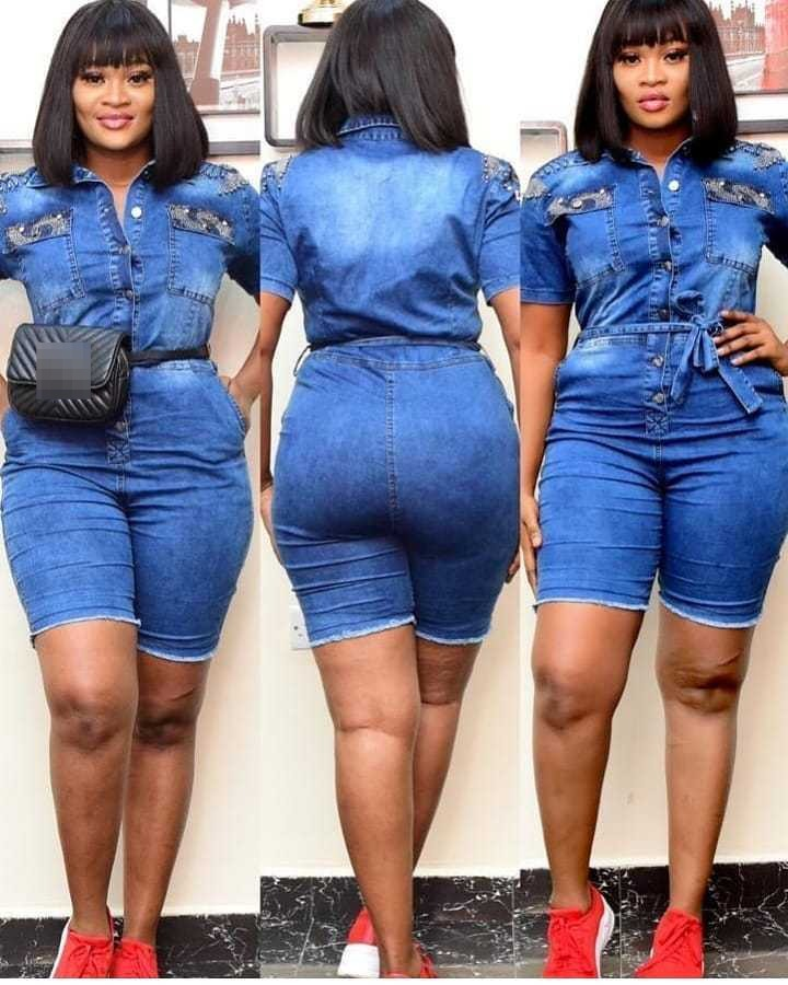 K Damenbekleidung – Overall-Shorts aus Stretch-Denim mit Hotfix-Strasssteinen in Silber und weißen Perlen_voghion.com