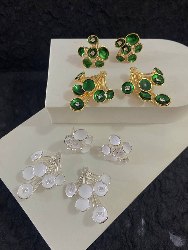 Orecchini a strati in smalto colorato con fiore di ninfea color corallo, per uso quotidiano, feste, compleanni e festa della mamma. Regalo a sorpresa per fidanzata o figlia._voghion.com