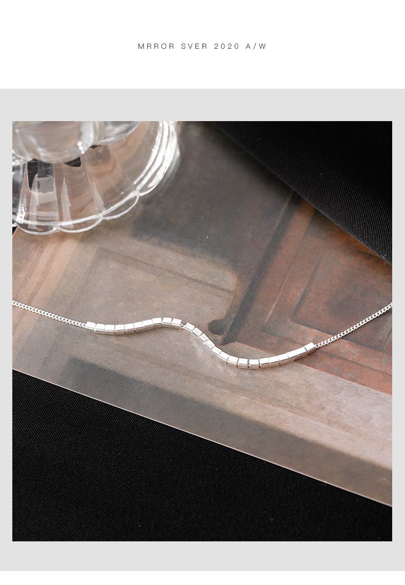 Collier petit cube en argent sterling pour femme, design de niche d'été, style froid simple, chaîne de clavicule géométrique en argent cassé_voghion.com