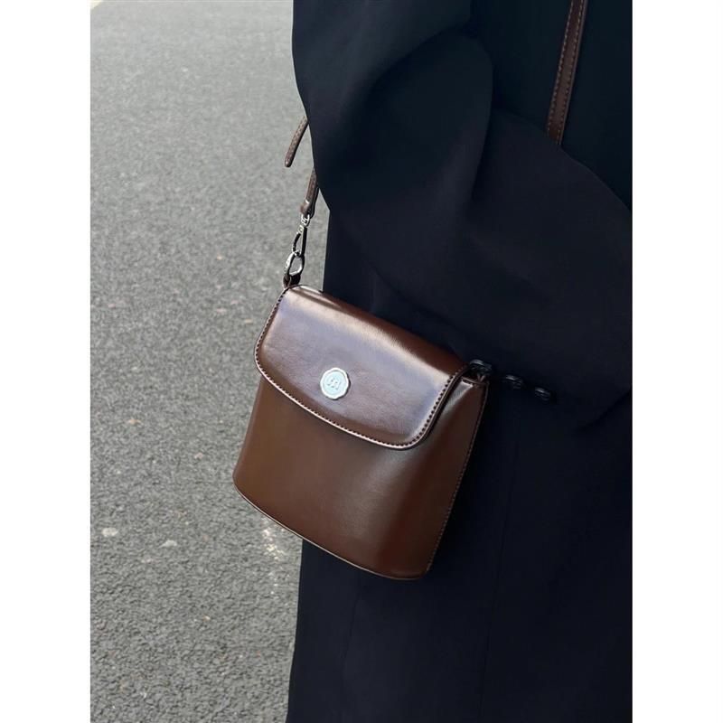 Siehe Nischendesign für Damen-Umhängetasche aus Ölwachsleder 2025 Neue Sommer-Frühlings-High-End-Handtasche_voghion.com