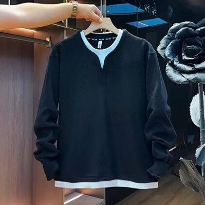 "Herren-T-Shirt mit Kontrastpanel und Lagenlook – Minimalistischer Rundhalspullover mit Farbblockierung (Schwarz/Khaki/Burgunderrot) – Unisex-Größen M-3XL"_voghion.com