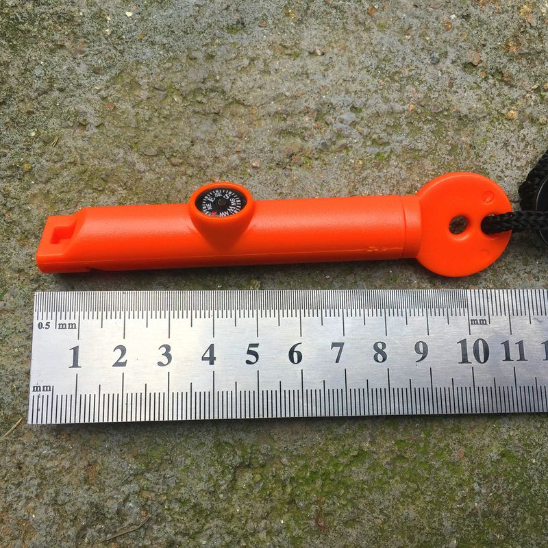 5-in-1-Überlebenspfeife mit Feuerstarter, Kompass und Vogelruf – Notfall-Outdoor-Tool für Camping, Wandern und Abenteuer (Schwarz/Rot/Orange)_voghion.com