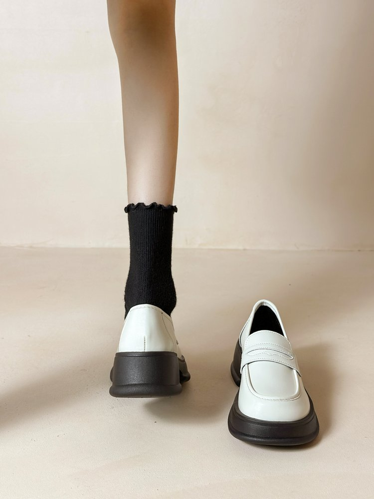 Små skinnsko for kvinner i britisk stil, enkle sko fra 2024, nye sommersko i retrostil, flate loafers, svarte slip-on-sko for kvinner_voghion.com