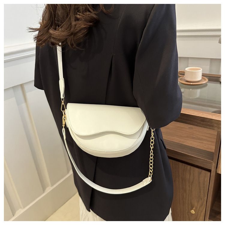 Piccola borsa a mano per donna 2024 nuova borsa a tracolla singola alla moda primavera ed estate, design di nicchia, tracolla larga,_voghion.com