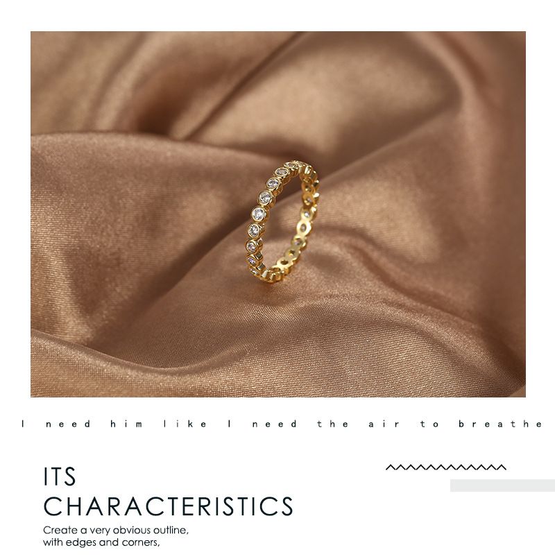 Anello semplice e versatile con design a nicchia, in ottone leggero di lusso placcato oro, con micro intarsi in zirconio bianco, anello per dito indice_voghion.com