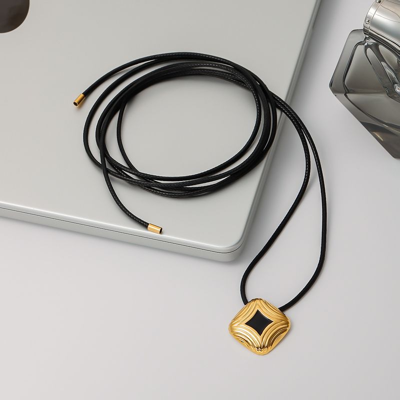 Collana elegante da donna in acciaio inossidabile con smalto nero quadrato, pendente geometrico con catena in acciaio al titanio resistente, design moderno e minimalista_voghion.com