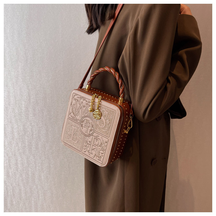 Design para mulheres 2024 Nova bolsa feminina transversal popular portátil pequena bolsa quadrada bordada_voghion.com