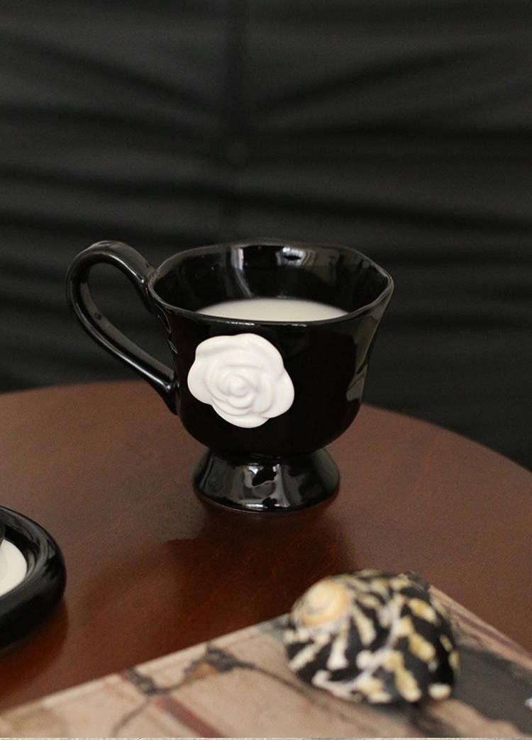 Taza de cerámica con relieve de camelia, ideal para café en casa, con base alta, ideal para desayuno._voghion.com