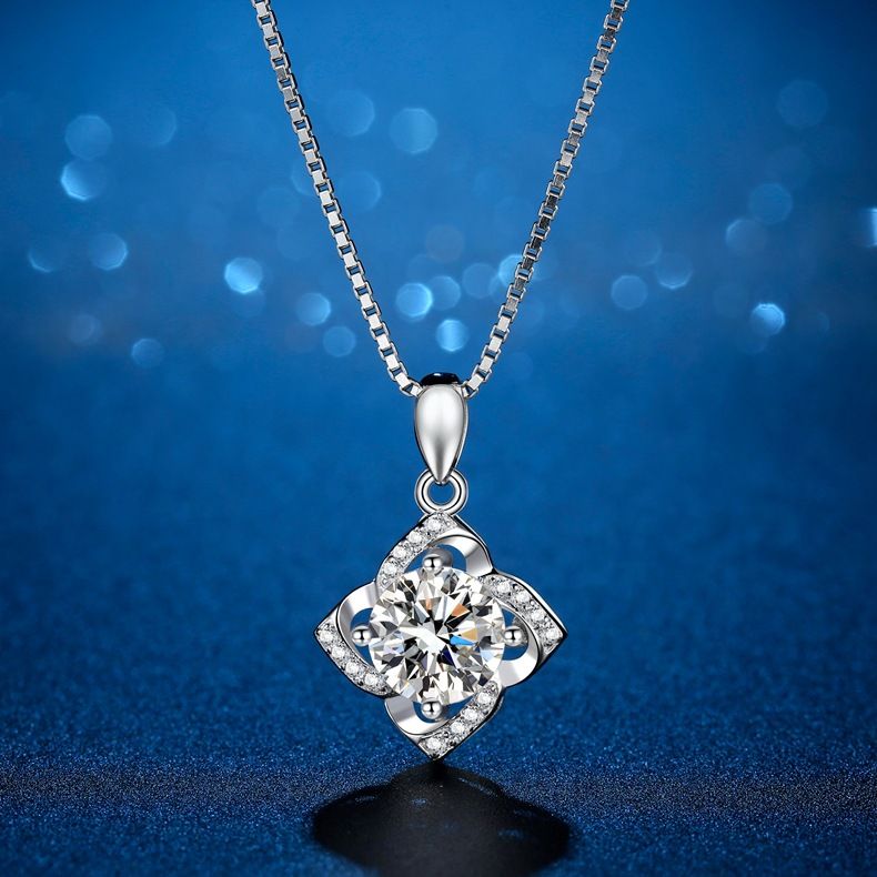 Vierblättriges Kleeblatt mit Mikro-Intarsien, Moissanit-Anhänger, ein oder zwei Karat, versilbertes Weißgold, schlichter Halskettenanhänger für Damen_voghion.com