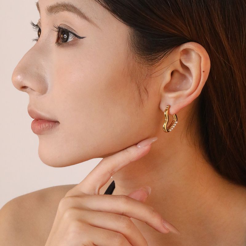 Neue herzförmige selbstklebende Perlen-Ohrclips – INS Nischen-Hohldesign mit galvanisiertem Gold | Ohrhänger ohne Piercing_voghion.com